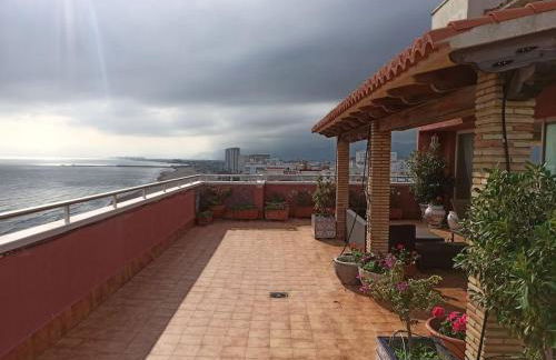 Espectacular terraza y vistas en 1a línea de playa - Foto 3