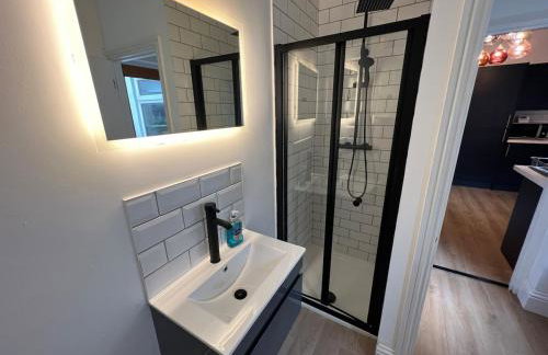 Altrincham House - 2BR - Sleeps 6 - WiFi - Parking - Foto 19