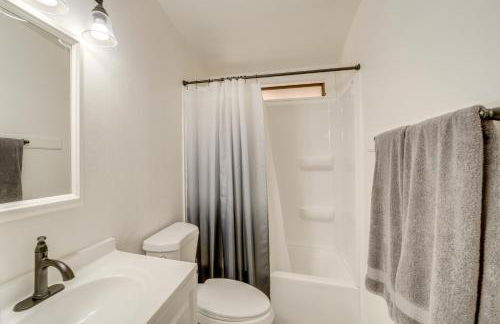 Snowy Peak Views and Cozy Game Nights Pine Home - Foto 18