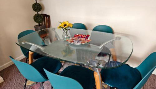 4 bed rooms 5 double beds holidays house near train station - Foto 2