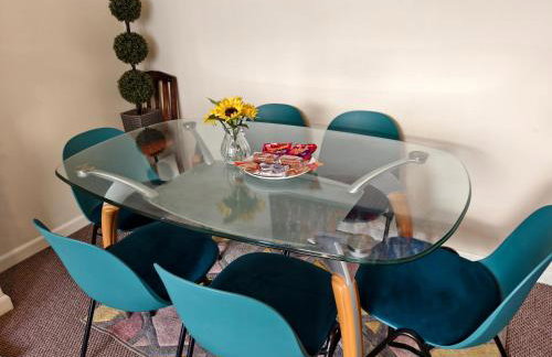 4 bed rooms 5 double beds holidays house near train station - Foto 2