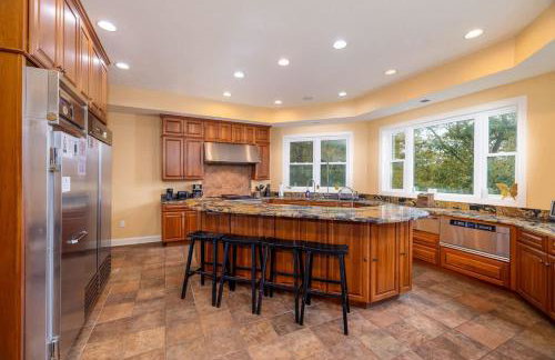 Riverbend Lodge Spacious Riverfront Home with Hot Tub Pool & Mountain view - Foto 13