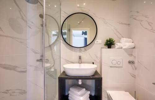 VILLA CVITA is a modern 5-bedroom villa with a Jacuzzi, a Gym and Finnish Sauna, a heated pool, and amazing views - Foto 32