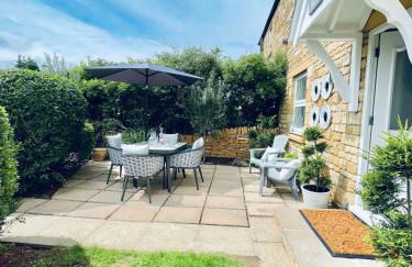 Cotswold Chic Retreats "Cloud Nine" Central Chipping Campden-Parking-Garden - Photo 23