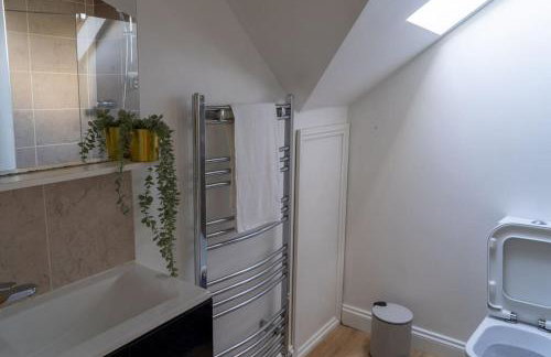 Spacious 15 Guest Home With 9 Beds in Shirley - Photo 7