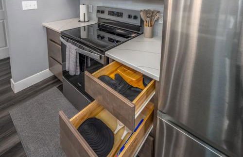 Walnut Hills, 5min to UC, Sleeps 7ppl, Lux Beds, Smart TVs - Foto 28