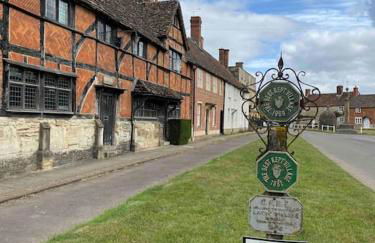 Larks Leaze Lodge, Steeple Ashton, Wiltshire - Photo 24