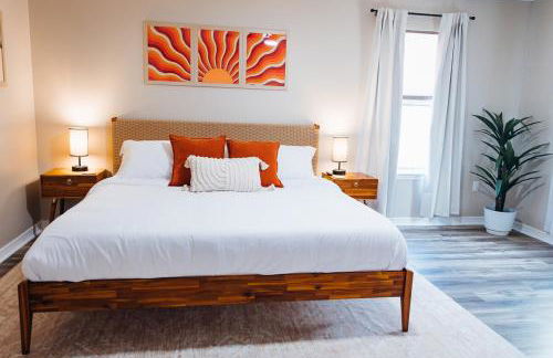 Golden Hour Getaway- Guest Favorite, 2 Min to Beach, Seasonal Pool & Arcade - Foto 34