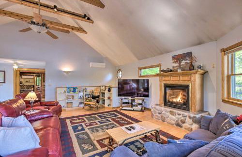 Hot Tub, Sauna, Fireplace, Dock! Lake Honor Cabin - Foto 1