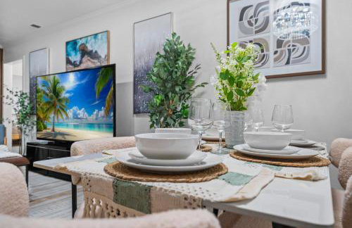 Entire Private Home with 4 Bedrooms 2 Bathrooms, Hot Tub, King Bed, 80 TV, Gated Yard, Ranch Style, Available Now - Foto 54