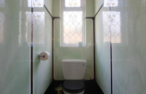 Gorwel is an Art Deco 1930s villa with sea views - Foto 34