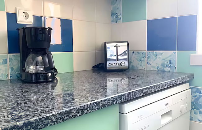 Marina View 1 Bedroom Apartment w Swimming Pool - Photo 9