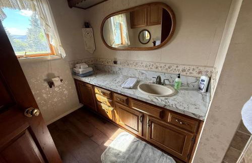 Charming Riverfront Guest House with Deck Overlooking Madison River, Near Ennis, Montana - Foto 21