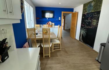 VILLA BLOSSOM in the beautiful area of Puerto Santiago Tenerife with 5 bedrooms for up to 10 guests private swimming pool and many other activities to entertain the family Secure parking for 2 cars and disabled access throughout - Foto 45