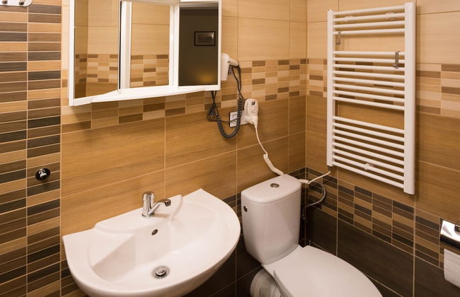 School Apartment by metro stop Vyšehrad - Foto 18