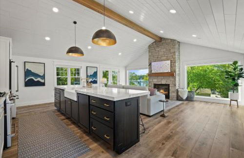 Designer Home w/ Lake Views+Walk to Downtown&Beach - Foto 15