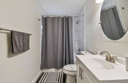Family Friendly Beach Escape - Modern Retreat near Beaches - Sleeps 6 - Fast WiFi - Foto 36