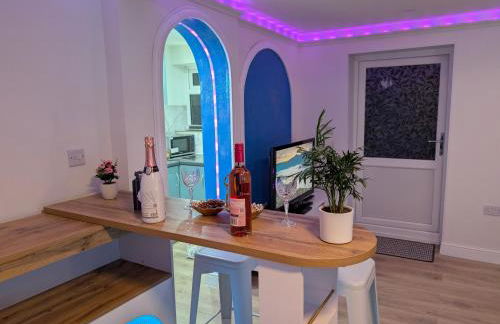 Luxury Santorini Boutique Suite with a Mediterranean Soul - 15m to Heathrow Windsor Ascot Legoland with Free Parking - Foto 27