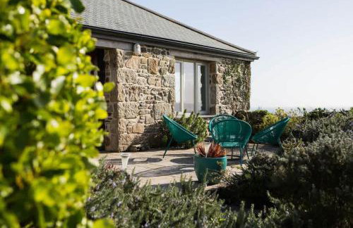 Stunning Old Carthouse with seaview - Photo 35