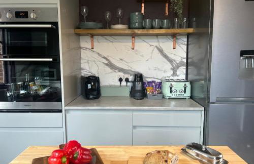 Park View is a beautiful whole entire house close to town centre, sleeps 8 in 4 rooms, 2 doubles and 4 single beds with 2 shower rooms, available for holidays, insurance stays, trades people, contractors, pets welcome - Foto 3