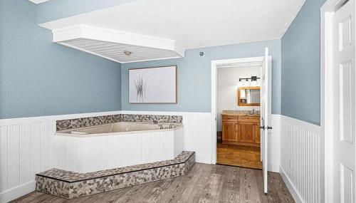 Whispering Pines Lake Views King Suite, 2 Queen Beds, Kitchen and Heated Pools - Foto 5