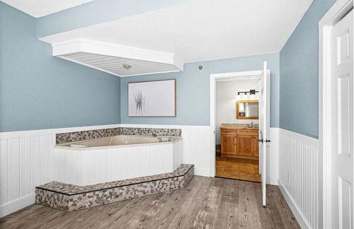 Whispering Pines Lake Views King Suite, 2 Queen Beds, Kitchen and Heated Pools - Foto 5