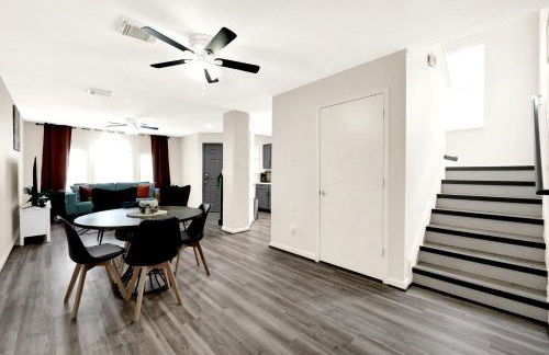 Downtown 3BR Near NRG Stadium - Photo 8