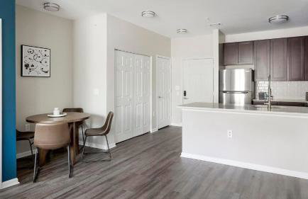 Landing Modern 2BD Pool Clubhouse - Foto 13