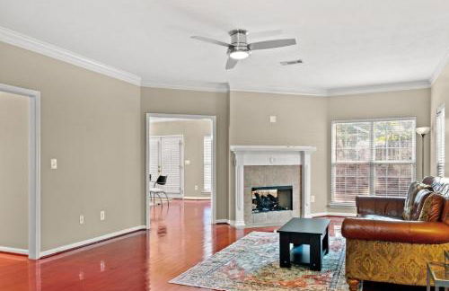 Private Fenced Yard • Sleeps 10 • Mins to Malls - Foto 7