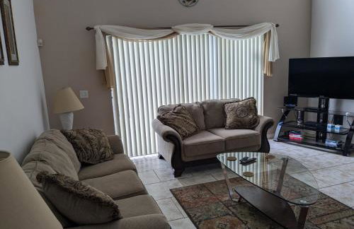 Large lakeside 5 bed villa with private pool - Foto 9