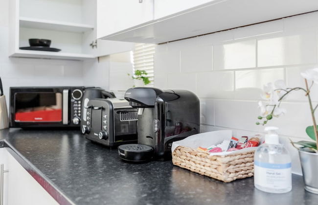 Bedford Hospitalsouth Wing4 Guests3 Bedswifi - Photo 13