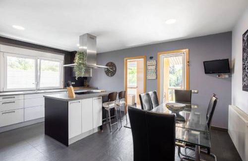 LE LLAR casa con 2 PISCINAS 1 CLIMATIZADA INTERIOR muy cerca de Santiago de Compostela - Foto 7