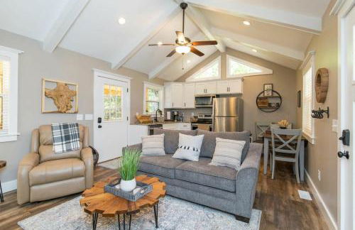 Soul Sister- Creek View, WiFi, Firepit, WiFi, Hiking, 4 mins to Natural Bridge - Foto 1