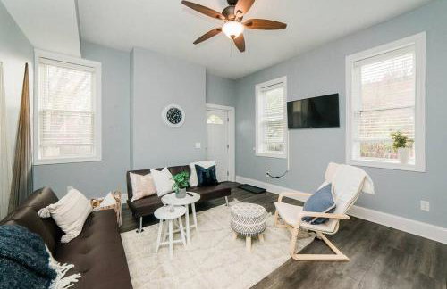 Walkable and Spacious Apt - Parking -- GroupStay - Foto 1