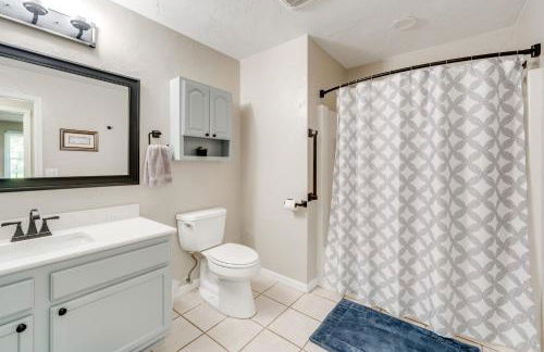 1 Mi to Beach Dog-Friendly Condo in Lake Mills! - Foto 14