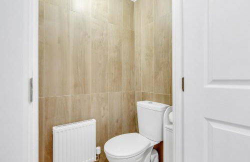 Upscale 3 Bedroom 3 Bathroom Detached House - Central Location - Free Driveway Parking, 75'' Smart TV, Fast WiFi and Snug Room by Yoko Property - Foto 18