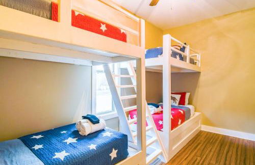 Paradise Point - 4BR Lakefront Haven Dock, Kayaks, & Cozy Firepit - Foto 45