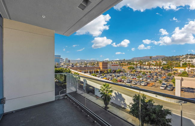 Luxury 3BR Hollywood Sign View by Oneluxstay - Photo 2