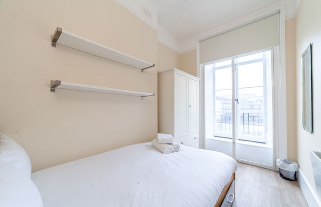 Spacious 3-bed flat by popular Waterloo - Photo 8