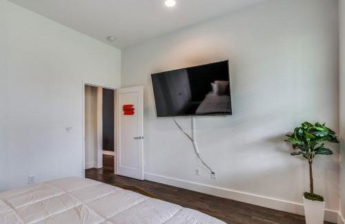 Nash House & Bars of Broadway with Patio Bar and Views! 8min Downtown! Sleeps 12! - Foto 19