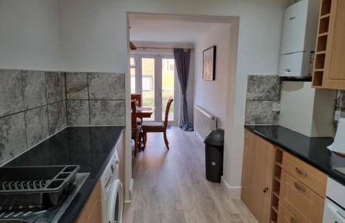 Entire 3 bedroom home with Parking in Welling, London, UK - Photo 66