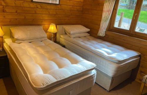 3 Bedroom Lodge Hotub pool in Horsley Surrey UK - Photo 28