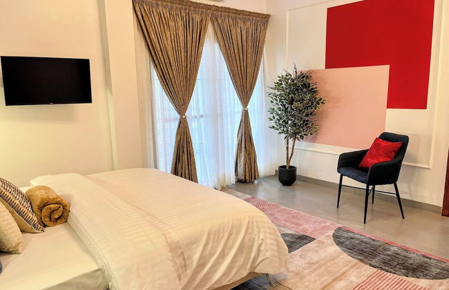 Lighthouse Signature Suites - Photo 28