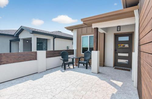 Plush & Roomy - Perfect for All Ages near KU & KC - Photo 3