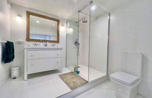 Preciosa Villa rodeada de pinos con vistas al mar - ServHouse - Photo 12