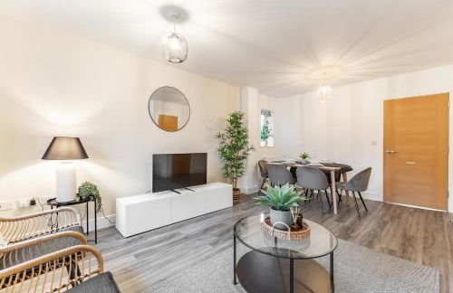 Heathrow House with Parking - Sleeps 5 near M25, Virginia Water, Thorpe Park & Legoland, Mid To Long Term Bookings Welcome - Foto 1