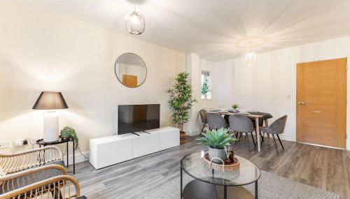 Heathrow House with Parking - Sleeps 5 near M25, Virginia Water, Thorpe Park & Legoland, Mid To Long Term Bookings Welcome - Foto 1