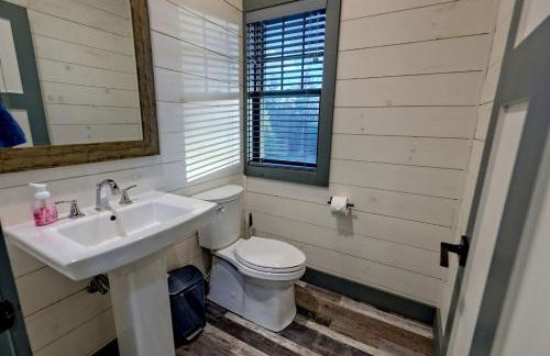 Stunning Cottage Rental Ideal for a Family to Go Glamping in Georgia - Photo 26