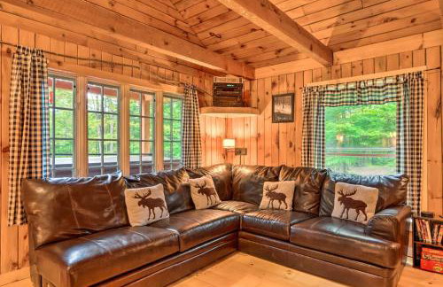 Secluded 2BR Cabin w Hot Tub, Pond, Trails, WiFi - Foto 2