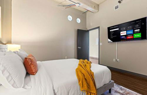 Heart of Downtown Dallas 2BR 2BA Getaway - Photo 16